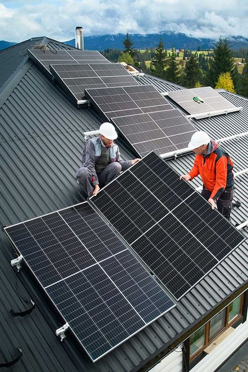 Ingenieure bauen Photovoltaik-Solarmodulstation auf dem Dach eines Hauses