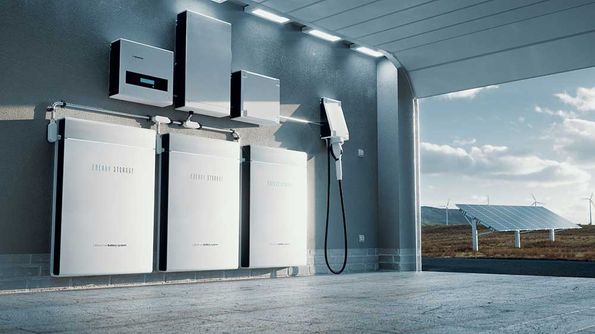 Konzept eines Heimenergiespeichersystems auf Basis eines Lithium-Ionen-Akkus in einer modernen Garage mit Blick auf eine weite Landschaft mit Solarkraftwerk und Windkraftpark